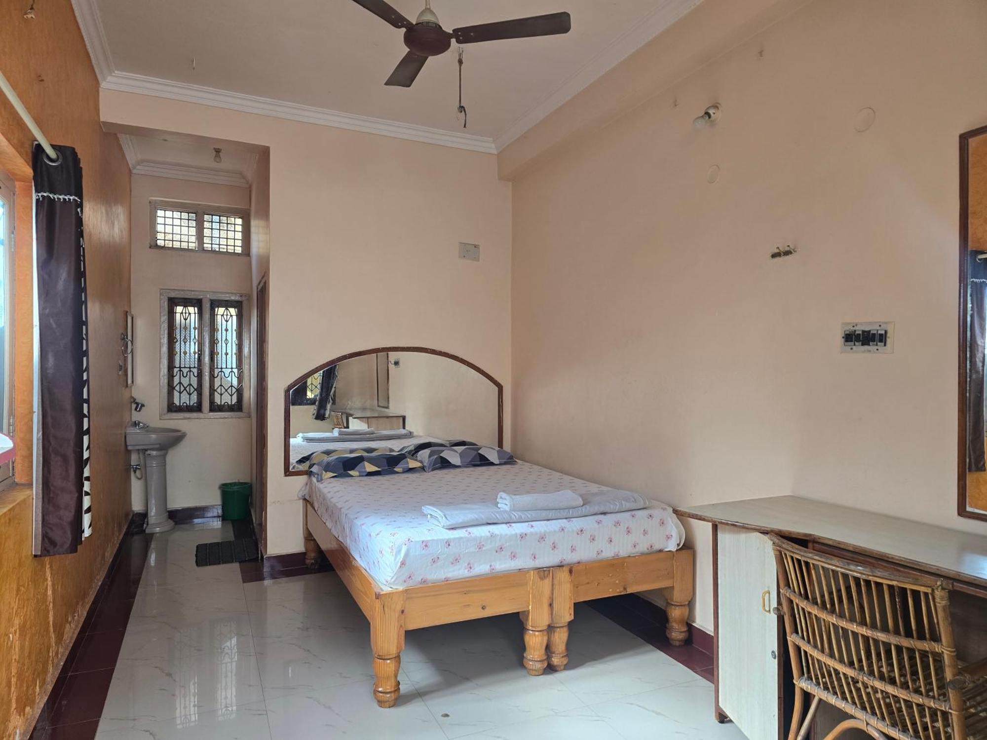 Lakshmi Heritage Tourist Home Hampi Exterior photo