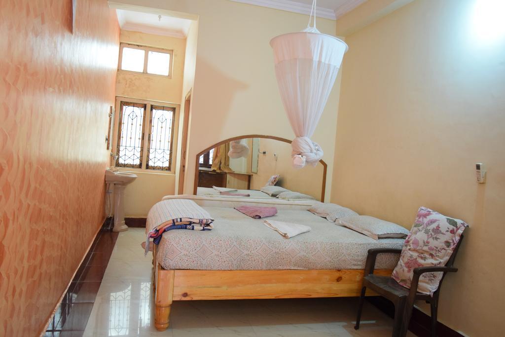 Lakshmi Heritage Tourist Home Hampi Exterior photo